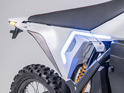 Prototype moto électrique Dayna Evo optique latérale allumée