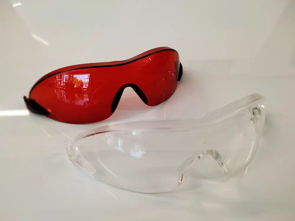 Prototypes de lunettes en résine polyuréthane transparente Modele teinté à gauche Modele incolore a droite