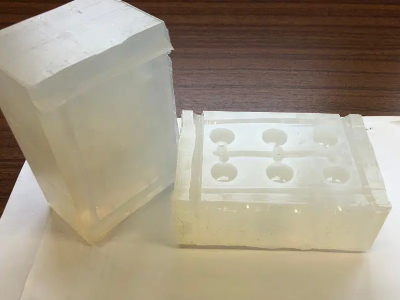 Moule silicone multi-empreinte pour duplication sous vide de séries de 6 pièces transparentes. Application médicale